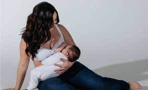 mãe amamentando crianca