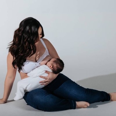 mãe amamentando crianca