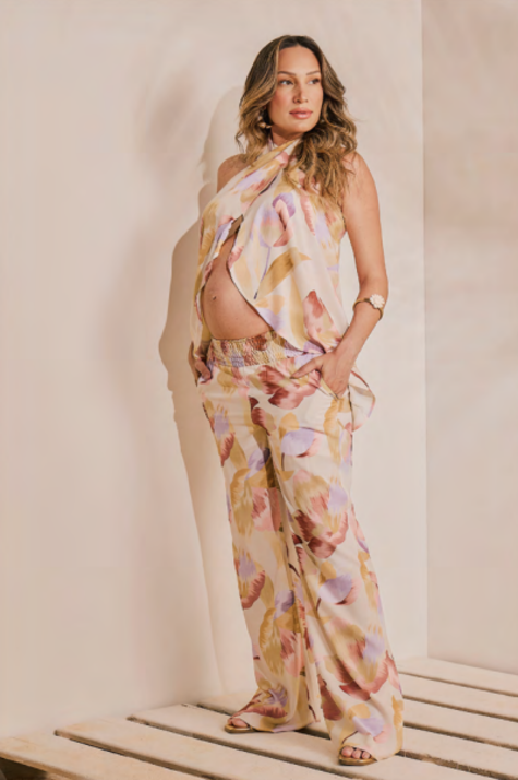 modelo olhando pro lado com maos no bolso usando blusa panneaux c cropped toscana emma fiorezi 101 off white e calca de mesma estampa