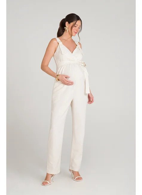 modelo olhando pra baixo com uma mao na barriga usando macacao linho comfy c fivela emma fiorezi 103 areia