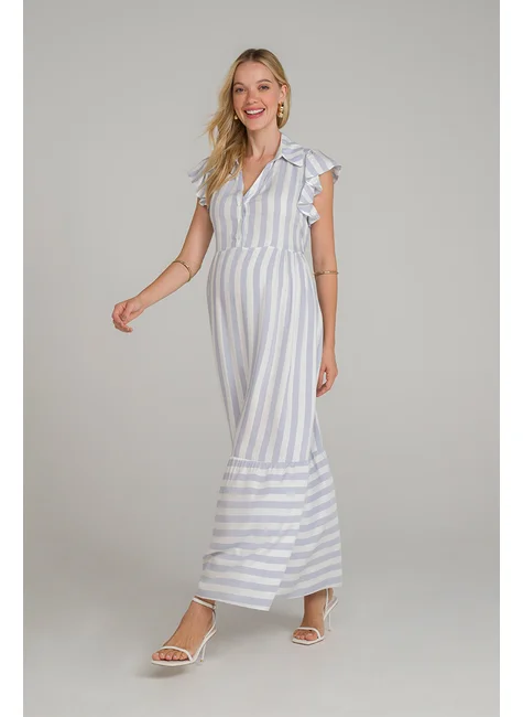 modelo olhanda para a camera sorrindo usando vestido longo listrado blu cielo emma fiorezi azul claro