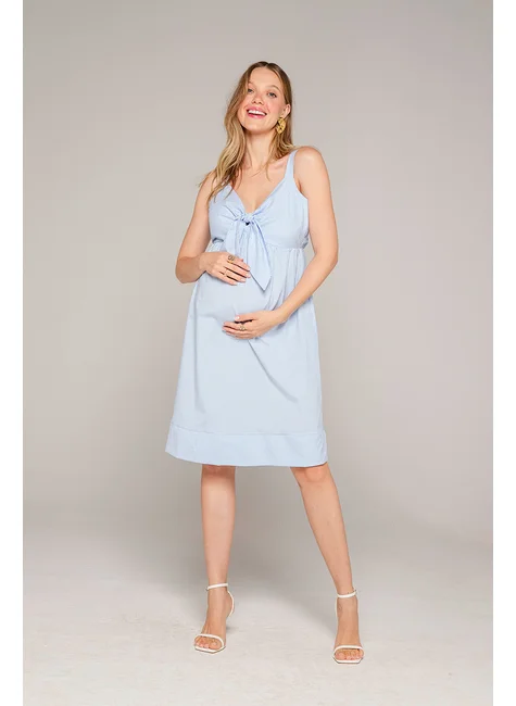 modelo olhando pra camera com maos na barriga usando vestido no listrado azul celeste emma fiorezi azul claro