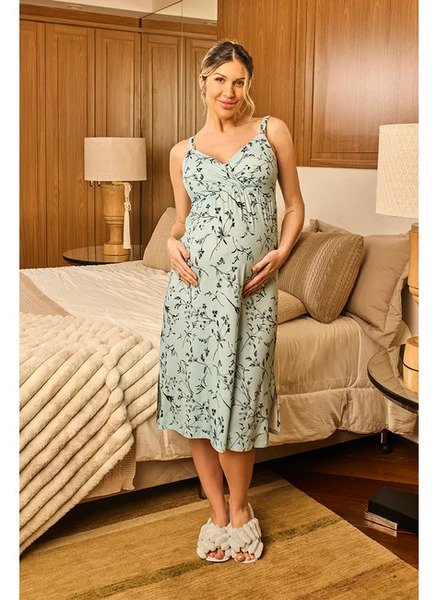 modelo em pe no quarto usando camisola alcas estampa blu floral emma fiorezi azul