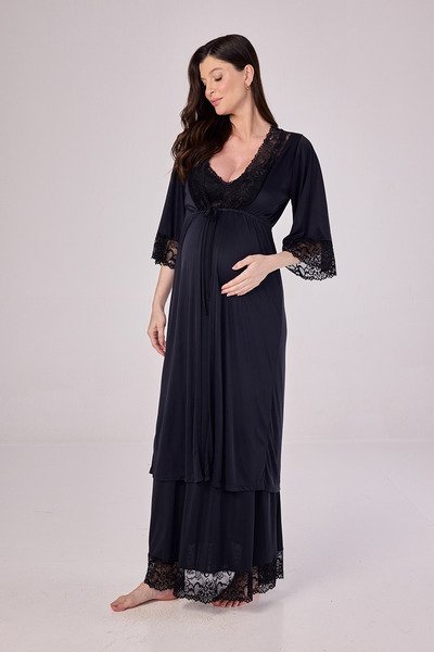 modelo em pe olhando pra baixo com uma mao na barriga usando conjunto camisola longa c robe emma fiorezi preto