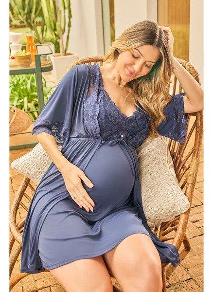 modelo sentada com mao na barriga usando camisola alcas amamentacao com renda emma fiorezi azul marinho