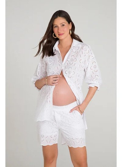 modelo com mao no bolso e outra na barriga usando camisa fresh laise bianco branco