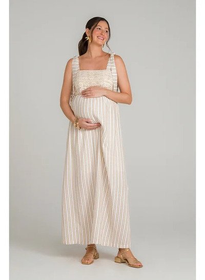 modelo com maos na barriga usando vestido fresh listrado giallo amarelo