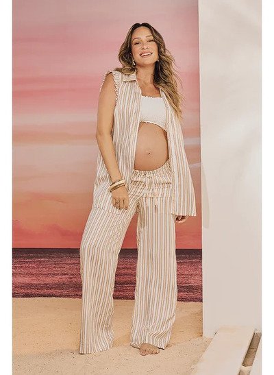 modelo com top branco usando calca pantalona listrado giallo amarelo