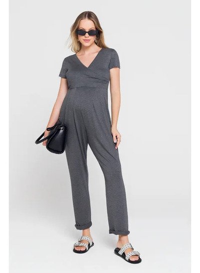 modelo de oculos escuro usando macacao manga curta decote transpassado cinza mescla