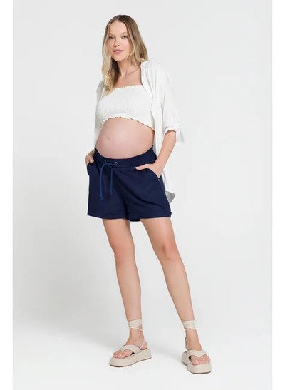 modelo de top branco usando shorts linho c cordao blu emma fiorezi marinho