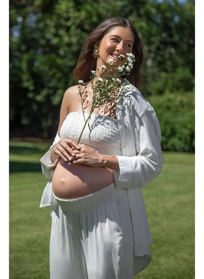 modelo no campo usando camisa basic off white