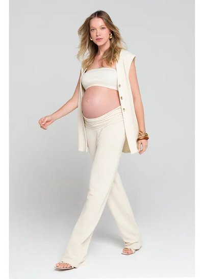 modelo usando calca comfy malha naturale areia