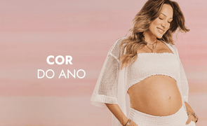 modelo com top calca e camisa branca com escito cor do ano