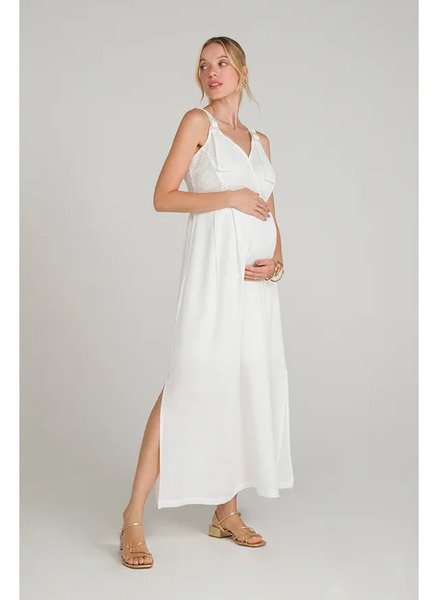modelo com as maos na barriga usando vestido longo tela bianco emma fiorezi off white