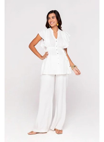 modelo com blusa branca com botoes e babado e calca branca