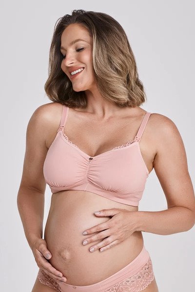 modelo com maos sobre barriga usando sutia amamentacao comfort microfibra emma fiorezi 306 rosa