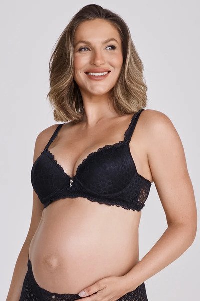 modelo olhando para o lado com uma mao sobre a barriga usando sutia amamentacao renda com bojo emma fiorezi 600 preto