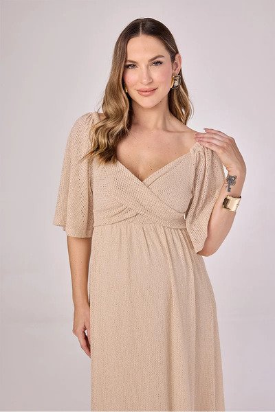 modelo com uma das maos no ombro usando vestido longo malha trico fresh 103 areia
