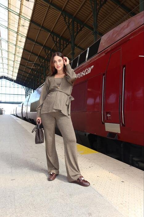 model usando casaco c cropped malha freddo 106 caqui escuro perto de trem vermelho