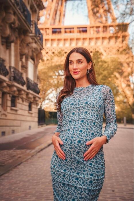 modelo usnaod vestido tule manga longa estampa amalfi 400 azul com as duas maos na barriga e torre eiffel atras
