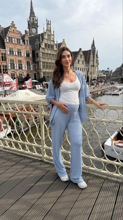 modelo usando conjunto de blusa com botoes e calca em malha trico fresh 401 azul claro