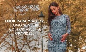 modelo com vestido de tule com estampa azul e escrito look para viagem como se vestir conrtavel na gravidez