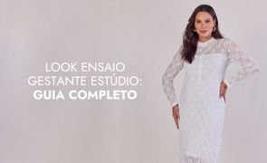 modelo com vestido branco de manga longa com escrito look ensaio gestante estudio guia completo