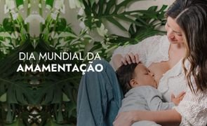 mae amamentando o filho com escrito dia mundial da amamentacao